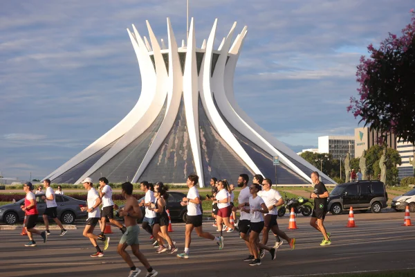 Metrópoles Endurance Corrida: médico explica benefícios de correr à noite