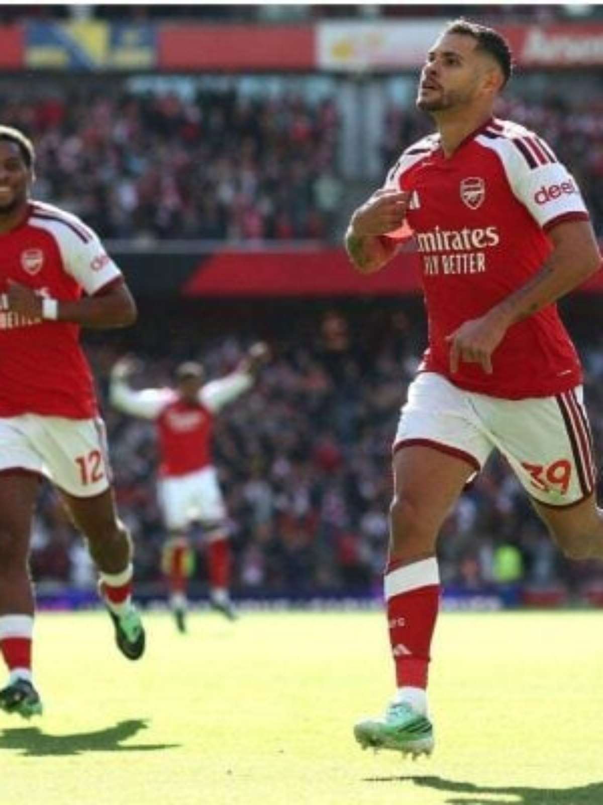 Bruno Guimarães garante virada do Arsenal sobre o Leeds