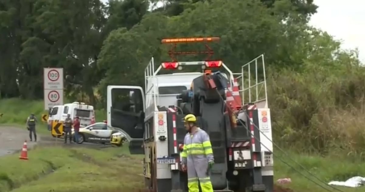 Micro-ônibus com pacientes oncológicos capota em rodovia de São Paulo e deixa três mortos