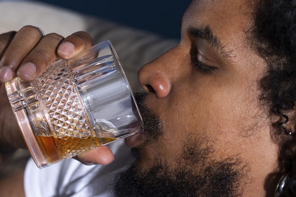 Hepatologista explica como ficar 30 dias sem álcool beneficia o fígado
