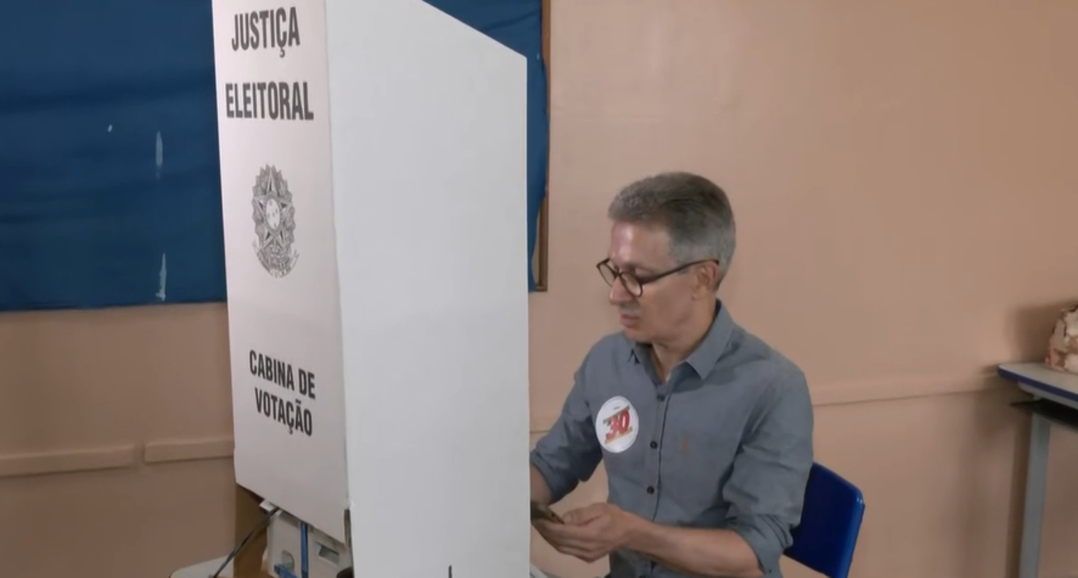 Zema entra com celular na cabine de votação