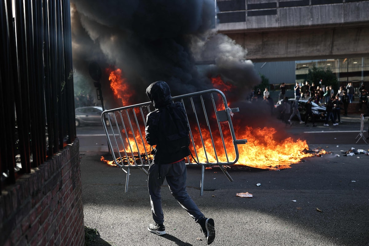Protestos estudantis deixam escolas incendiadas na França; premiê convoca reunião de crise