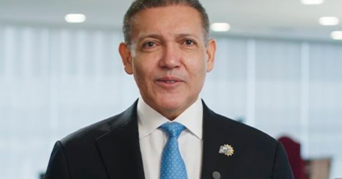 Nunes Marques proíbe distribuição de jornal 'Petróleo dos Brasileiros' a pedido de Flávio Bolsonaro