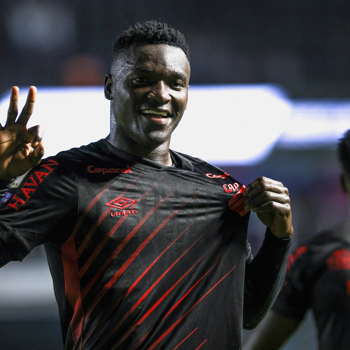 Artilheiro do Brasileirão, Viveros quebra recorde de Tevez na competição