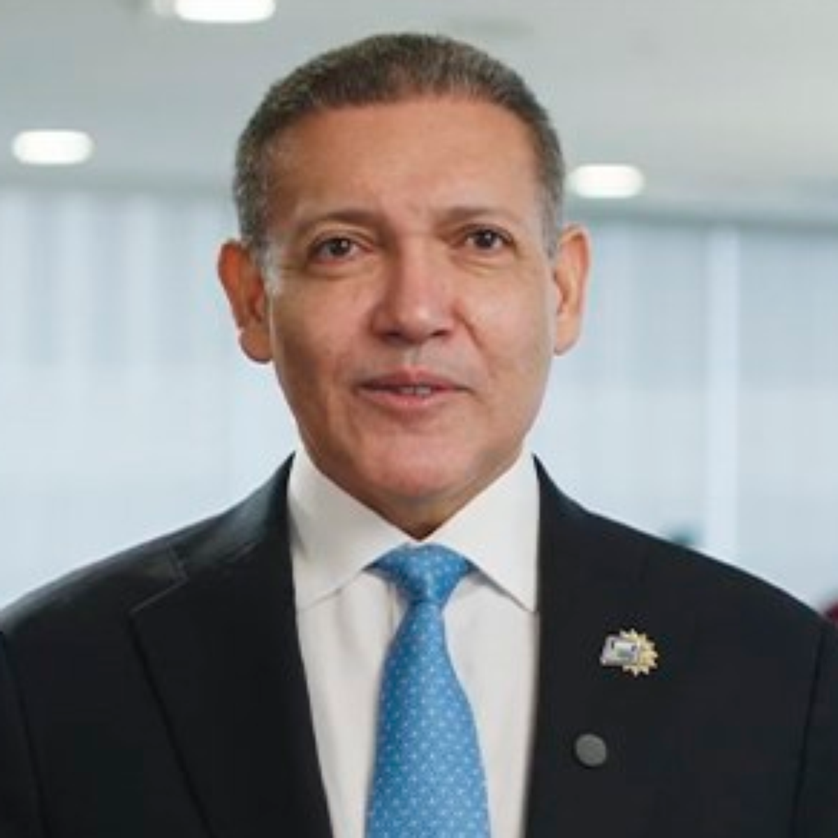 Nunes Marques proíbe distribuição de jornal 'Petróleo dos Brasileiros' a pedido de Flávio Bolsonaro