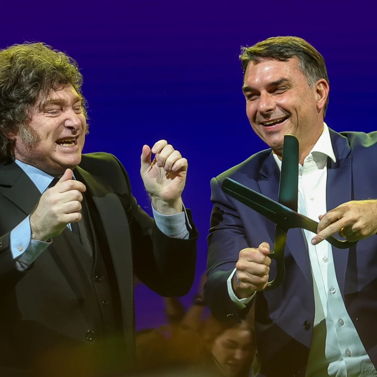 Milei comemora desempenho de Flávio Bolsonaro no 1º turno das eleições