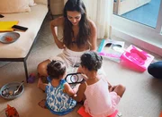 Bruna Biancardi brinca com Mel e Mavie no chão do quarto