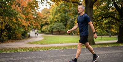 Uma pausa curta para atravessar uma rua, beber água ou recuperar o fôlego não anula o restante do exercício. Foto: Imagem gerada por inteligência artificial / Catraca Livre