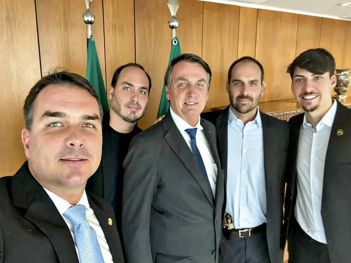 Trumps são "bonzinhos" perto de Bolsonaros, compara revista da Alemanha