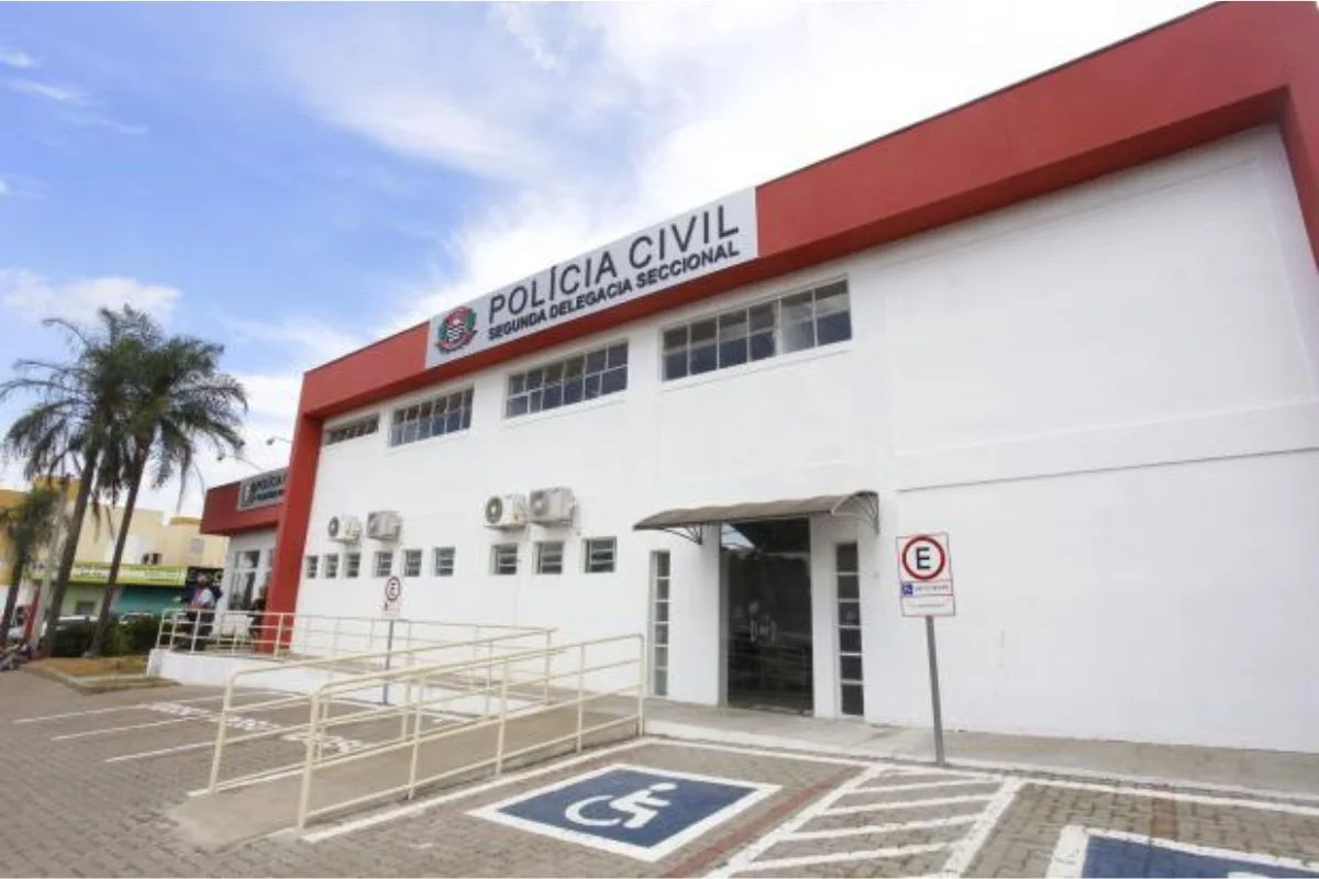 Um dos suspeitos do sequestro foi morto após intervenção policial e o outro conseguiu fugir a pé. A vítima foi arrastada ao saltar do carro - Metrópoles