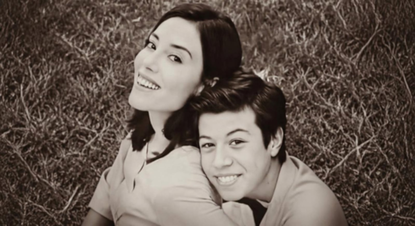 Asya e Ali, de Iludida, surgem juntos nos bastidores Reprodução/Instagram @alpakarofficial_