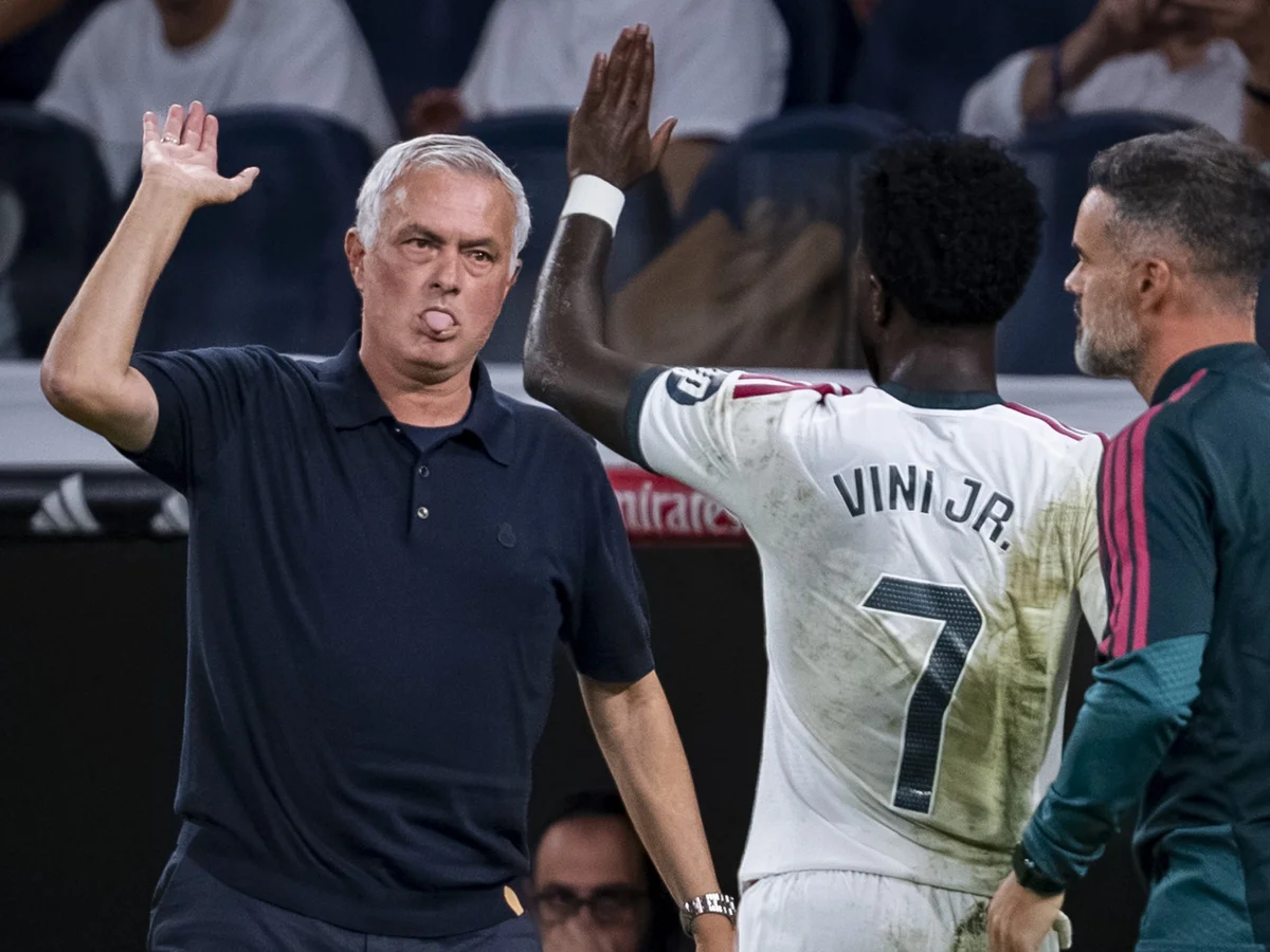 José Mourinho defende Vini Jr. de má fase: "Merece ser ajudado"