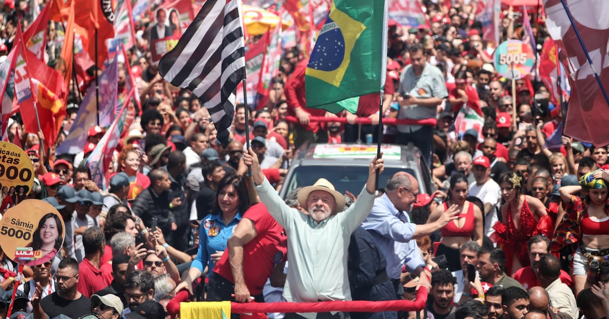 ’De um lado tem a democracia e a soberania, do outro, a barbárie’, diz Lula em caminhada