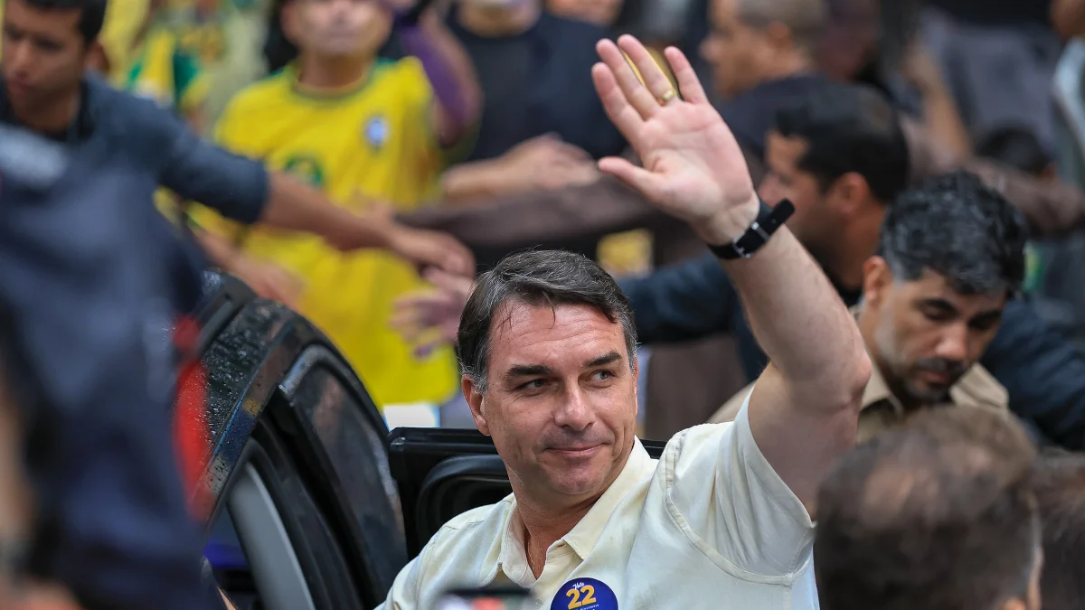Derrotado, Flávio Bolsonaro teve mais votos que Jair em 2022 e 2018