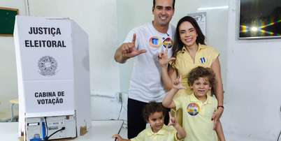 Lucas Ribeiro (PP) vota com a fam&iacute;lia neste domingo, 4, em Campina Grande (PB) Foto: Reprodu&ccedil;&atilde;o / Facebook
