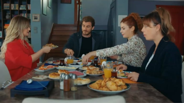 Caner Cindoruk posa ao lado de quadro de Volkan com os filhos e arranca elogios dos fãs: ‘Lindos’
