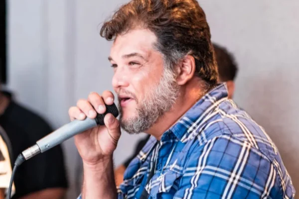 Cantor sertanejo morre aos 38 anos após sofrer infarto em casa