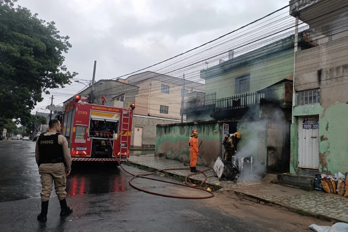 Incêndio destrói casa e mata uma pessoa carbonizada em BH