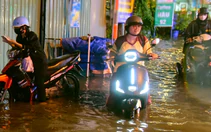 Mưa ngập, TP.HCM yêu cầu rà soát đường sá, không để học sinh đi qua nơi nguy hiểm
