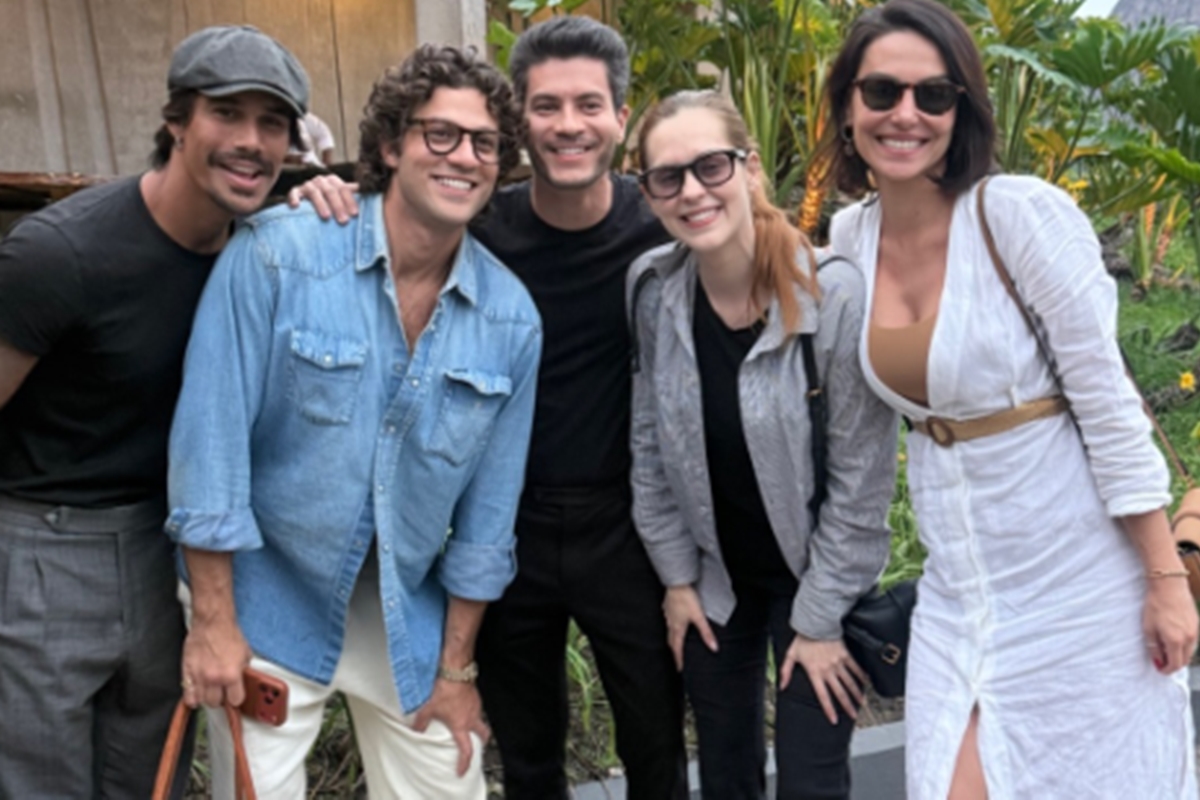 Foto: Arthur Aguiar dedica reencontro do elenco de Rebelde a Lua Blanco