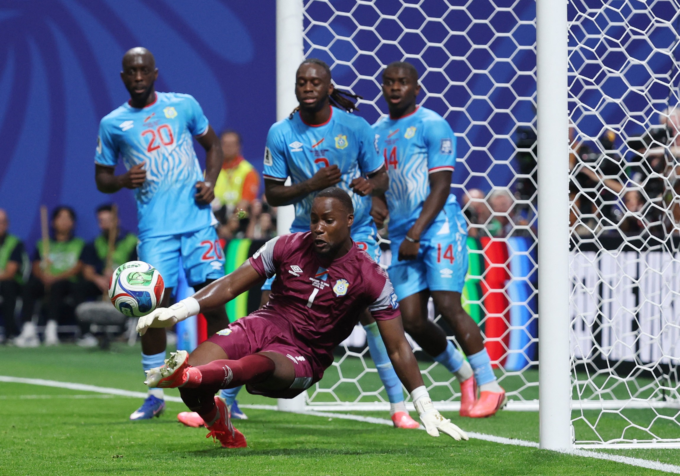 Fifa permitiu que goleiro da RD Congo jogasse a Copa do Mundo de forma irregular, diz jornal
