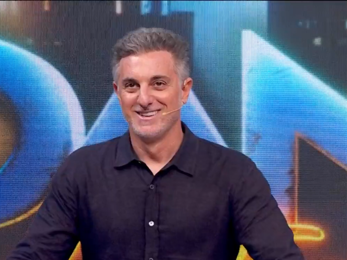 Luciano Huck comete gafe ao vivo e esquece nome de personagens ao comentar Quem Ama Cuida