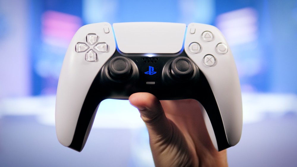 Bases de carregamento para PS5 ajudam a manter os controles DualSense organizados e prontos para uso — Foto: Divulgação/Sony