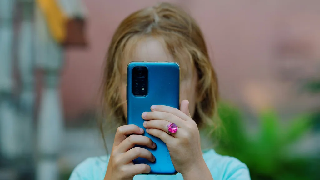 Celular demais? Criança de 3 anos chega ao hospital com 5 graus de miopia