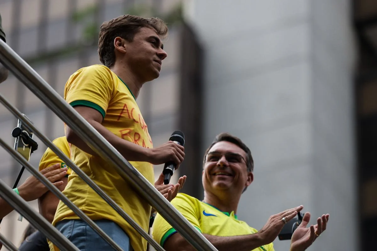 Nikolas Ferreira discurso ao lado de Flávio Bolsonaro na Paulista - Metrópoles