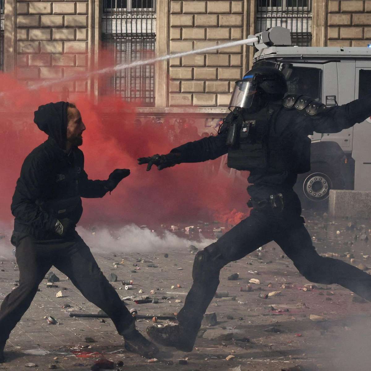 Prédio incendiado, mais de 400 presos: o que está por trás de dia de protestos na França
