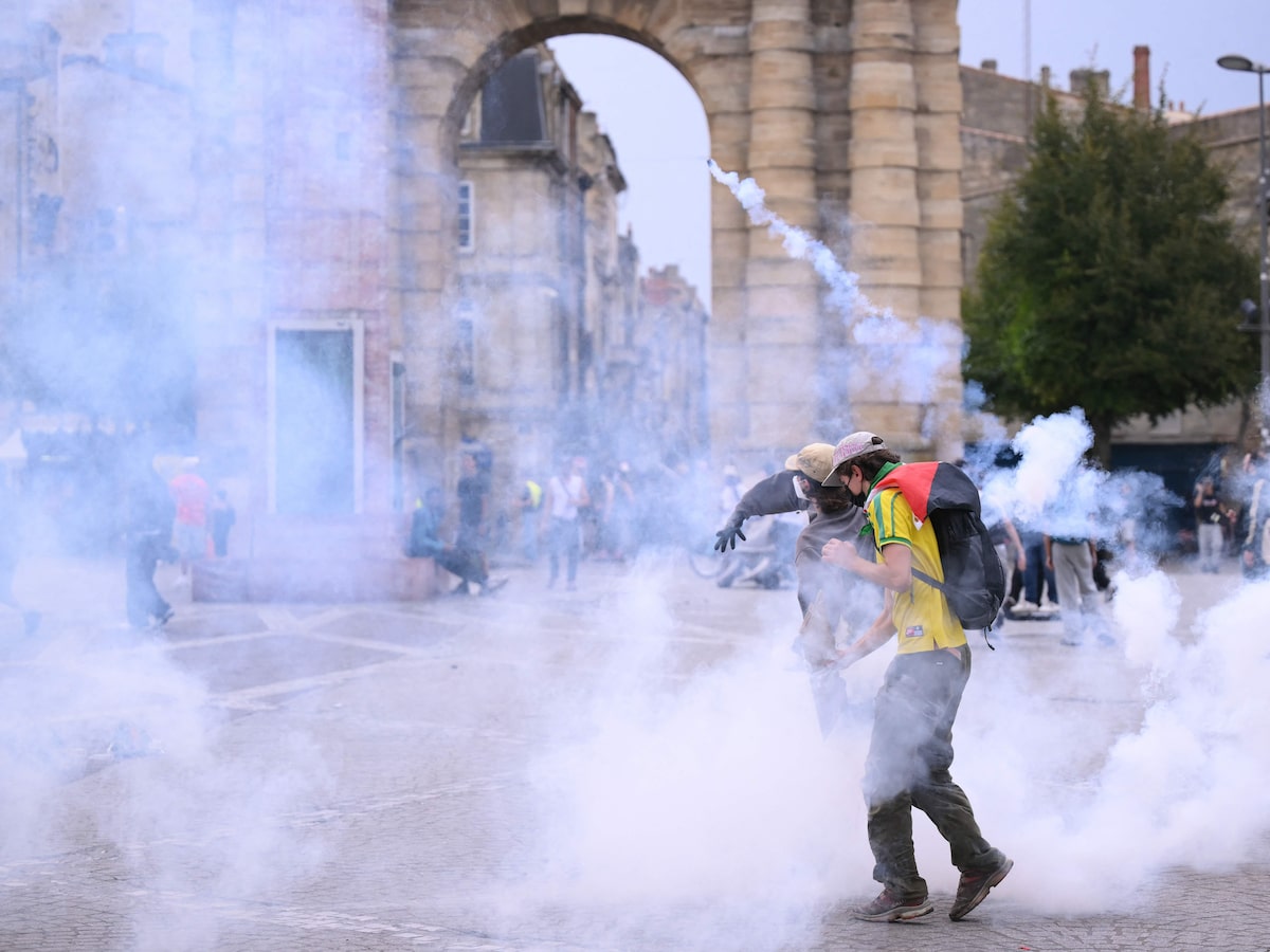 França suspende granadas de efeito moral após adolescente ser mutilado em protesto estudantil
