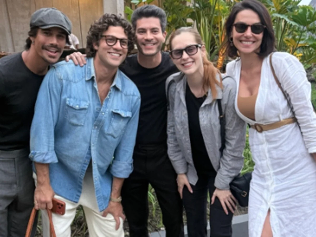Foto: Arthur Aguiar dedica reencontro do elenco de Rebelde a Lua Blanco