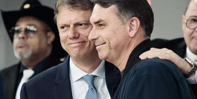 Tarcísio de Freitas ao lado de Flávio Bolsonaro Foto: Caiuá Maia /Divulgação Campanha / Estadão