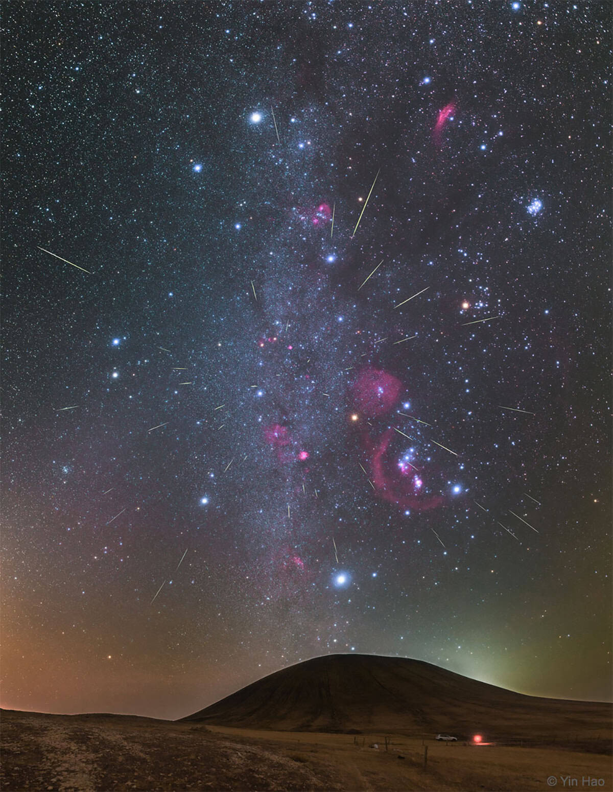 Mais de 20 “estrelas cadentes” foram capturadas em exposições sucessivas em outubro de 2017 sobre o vulcão Wulan Hada, na Mongólia Interior, China, durante o pixo da chuva de meteoros Oriônidas.