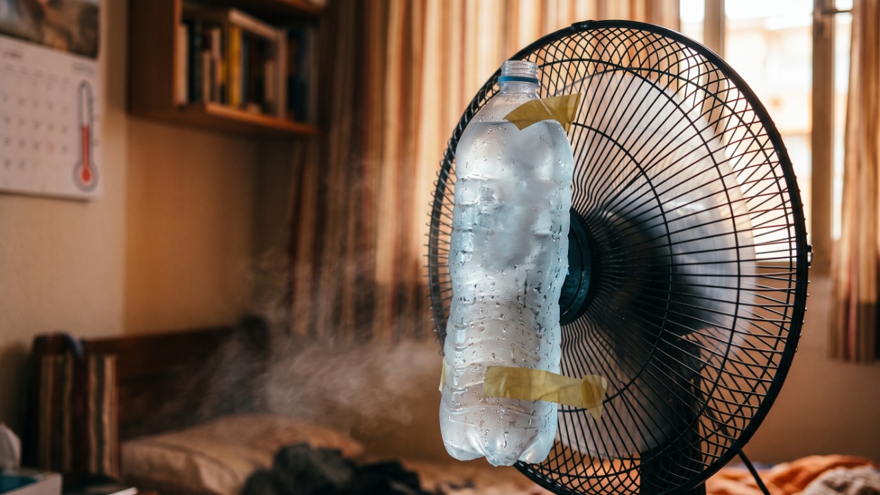 Colocar uma garrafa congelada atrás do ventilador funciona? O truque barato que muita gente testa nas noites quentes