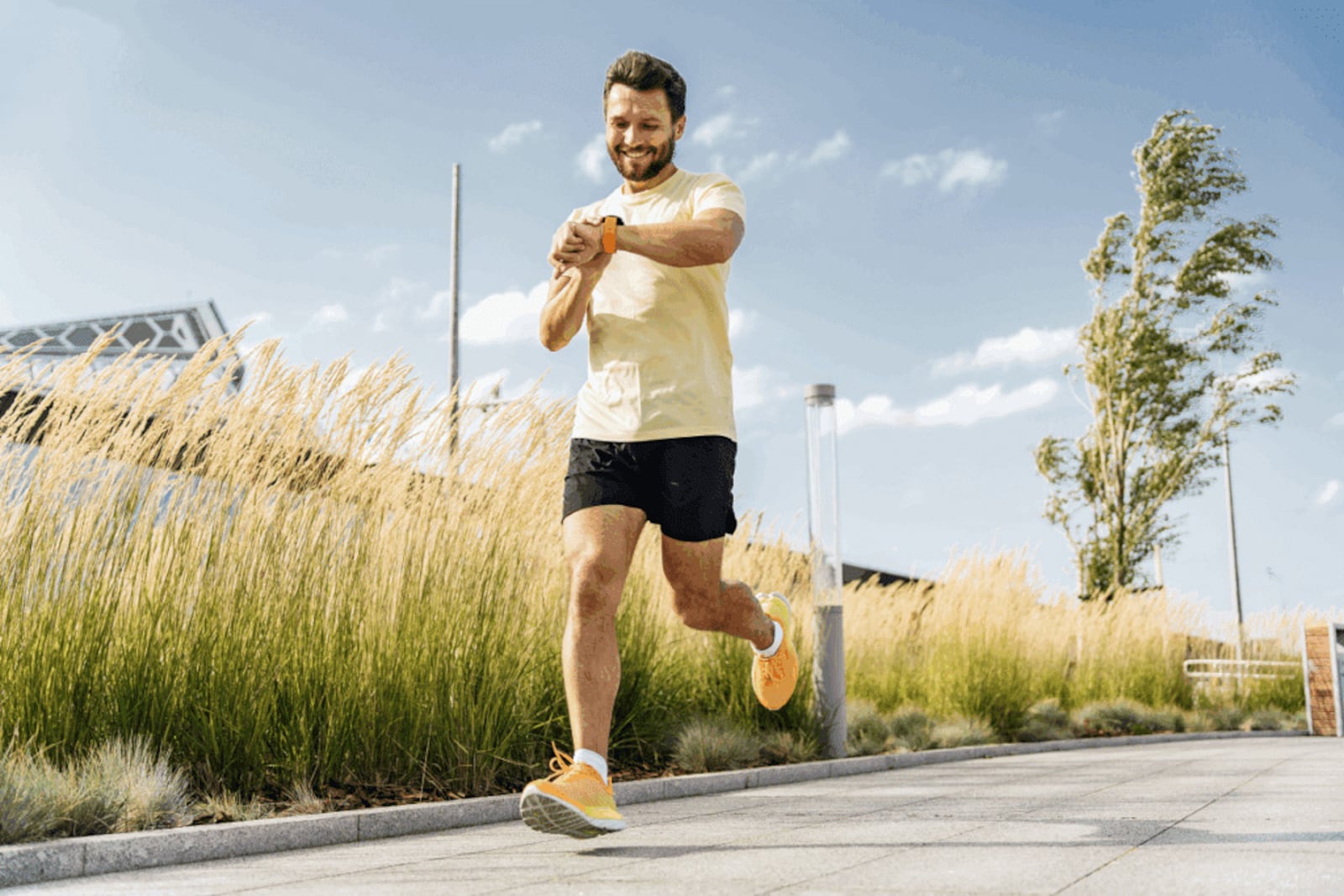 Respeitar os limites do corpo, manter a regularidade dos treinos e cuidar da recuperação são atitudes importantes para chegar bem à primeira corrida Imagem: muse studio | Shutterstock