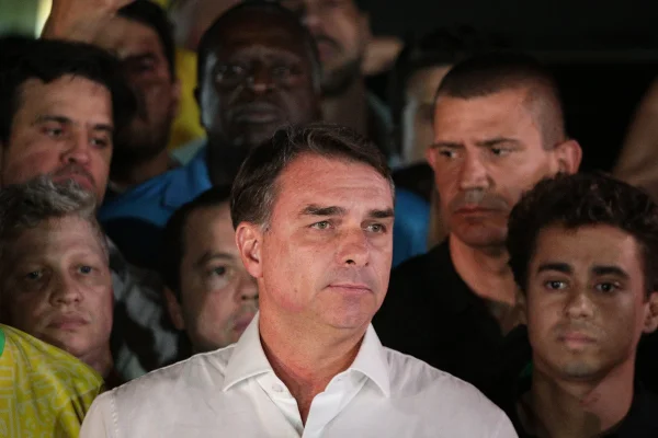 Flávio fugiu com a família para os EUA e pedirá asilo político a Trump - destaque galeria