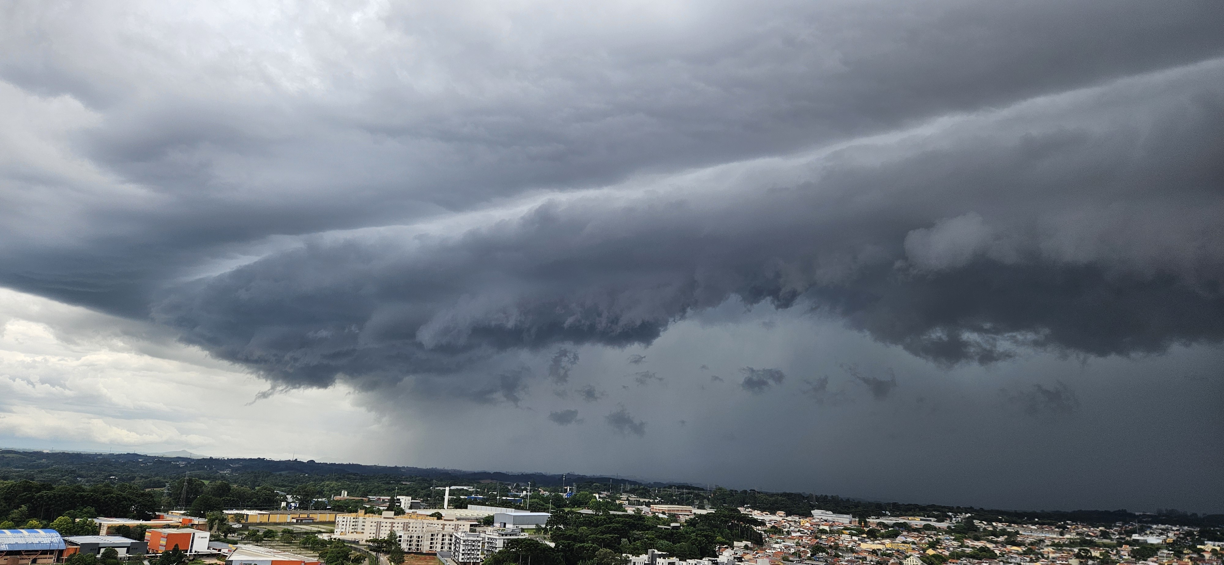 Paraná está sob alertas de tempestade neste fim de semana, com risco de granizo e ventos de até 100 km/h; veja onde
