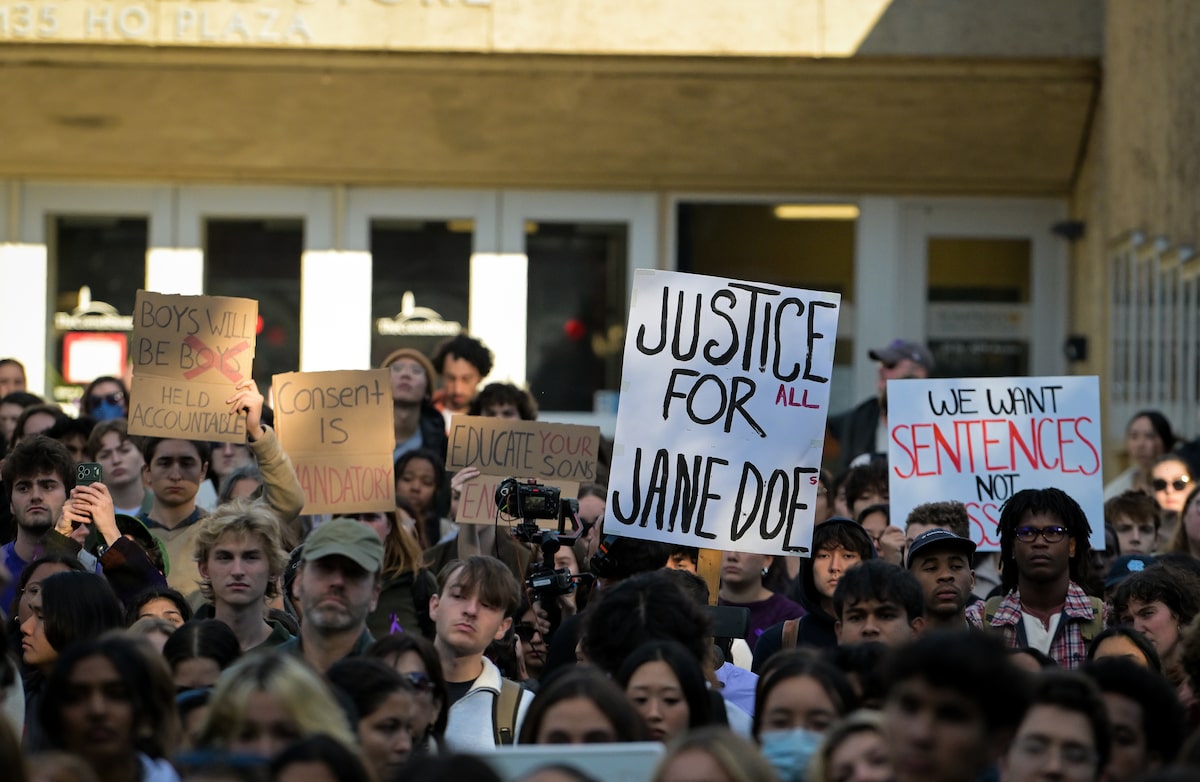 Protesto reúne milhares de estudantes na Universidade Cornell após denúncias de agressão sexual