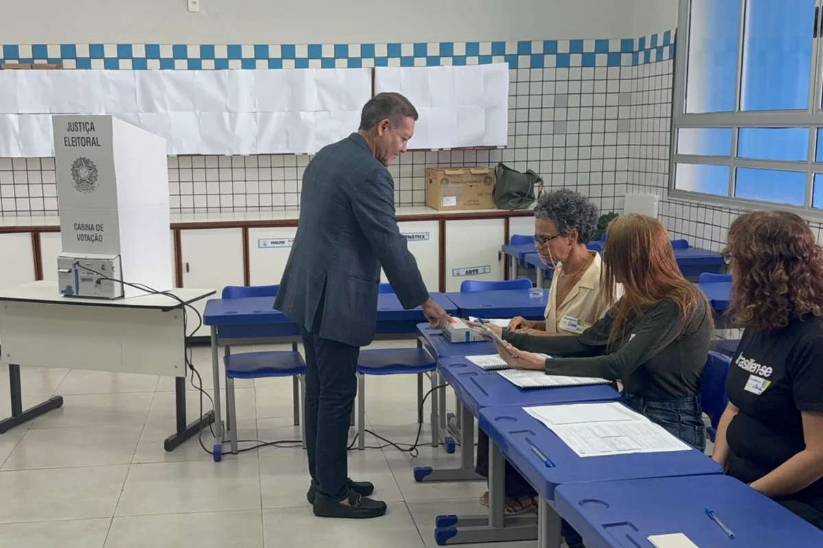 Presidente do TSE, Kassio Nunes Marques vota no início das Eleições 2026