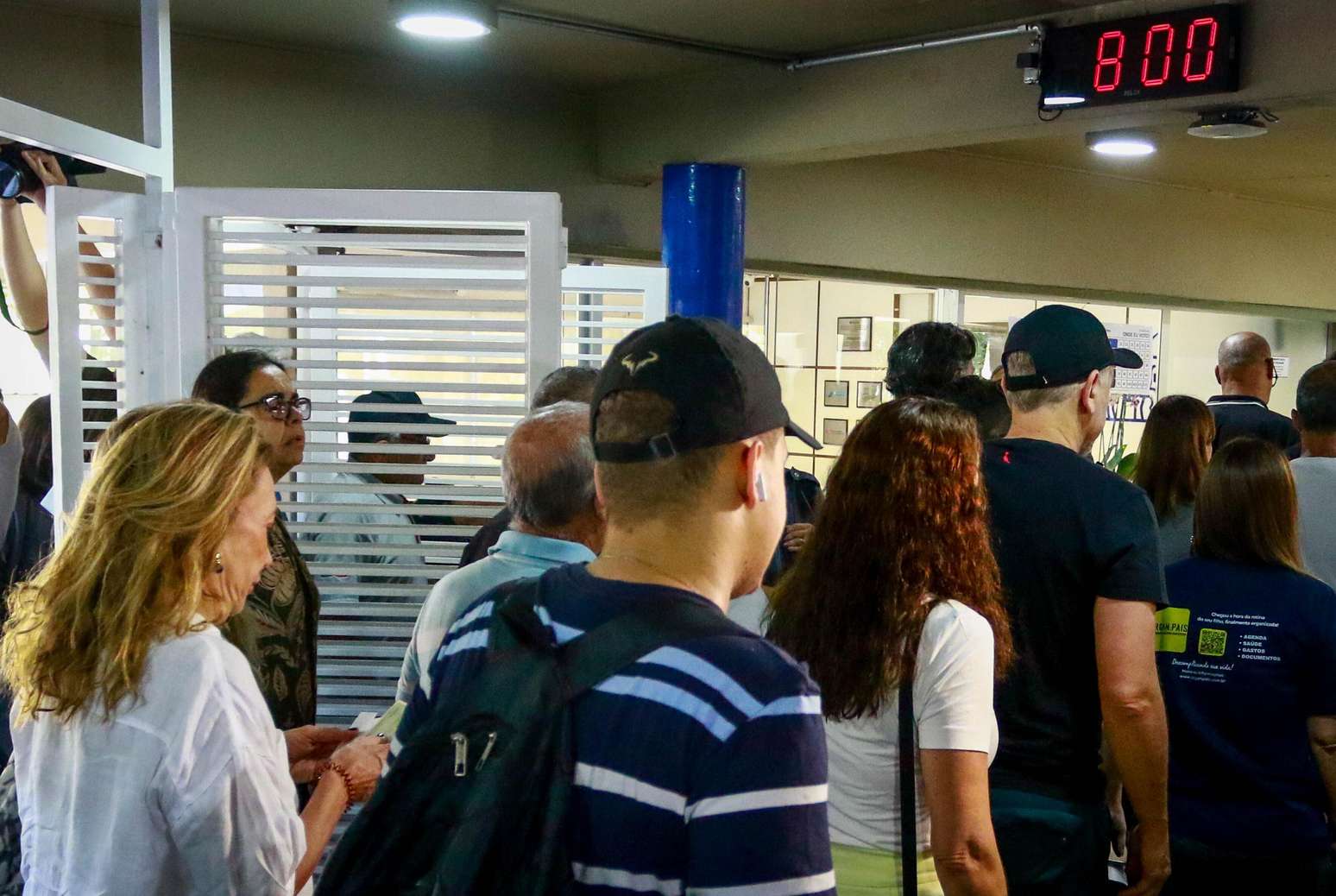 Neste domingo (4), cerca de 158 milhões de eleitores brasileiros vão às urnas para escolher deputados federais, estaduais (ou distritais), senadores, governadores e o presidente da República. Na foto, eleitores chegam ao Colégio Miguel de Cervantes, na zona sul da capital para votação do 1º turno das eleições 2026