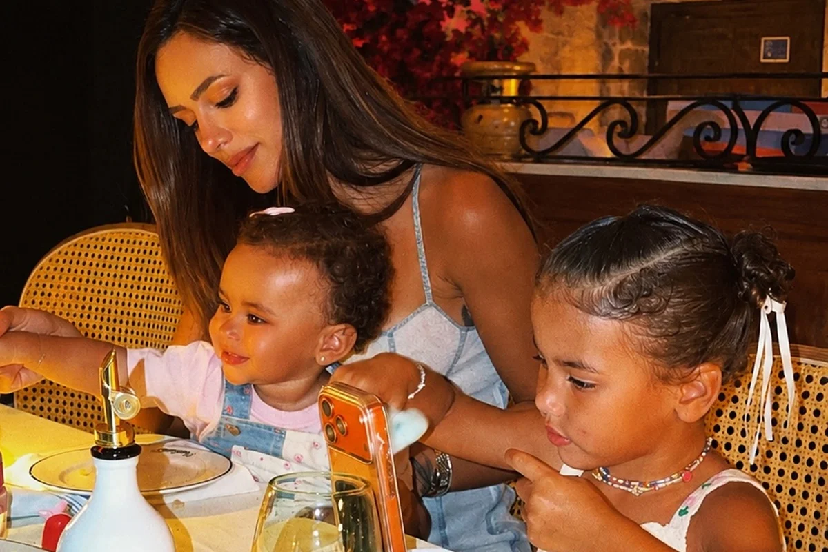 Bruna Biancardi diverte fãs ao mostrar make das filhas, Mel e Mavie, após Neymar ser "babá" - Metrópoles