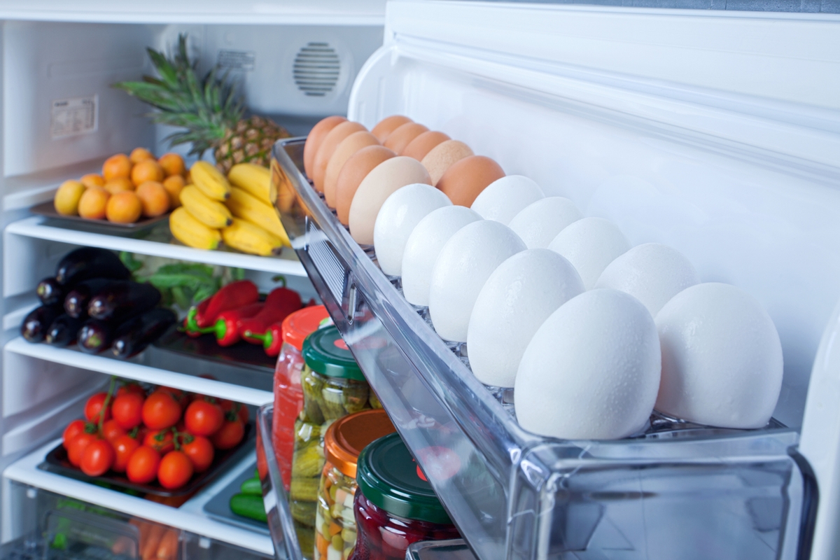 Nutris listam alimentos que não devem ser guardados na porta da geladeira