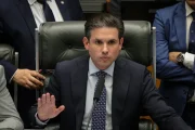 Contra efeito Nikolas, Câmara deve avançar em voto distrital misto. Entenda
