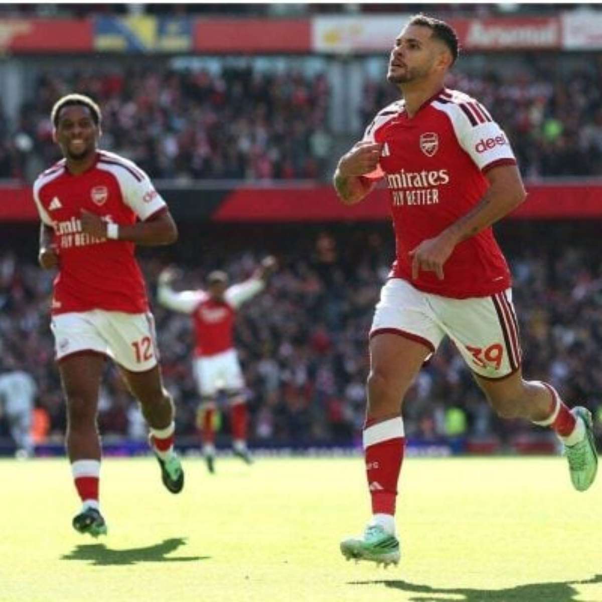 Bruno Guimarães garante virada do Arsenal sobre o Leeds