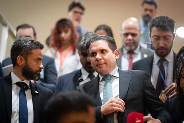 Contra efeito Nikolas, Câmara deve avançar em voto distrital misto. Entenda
