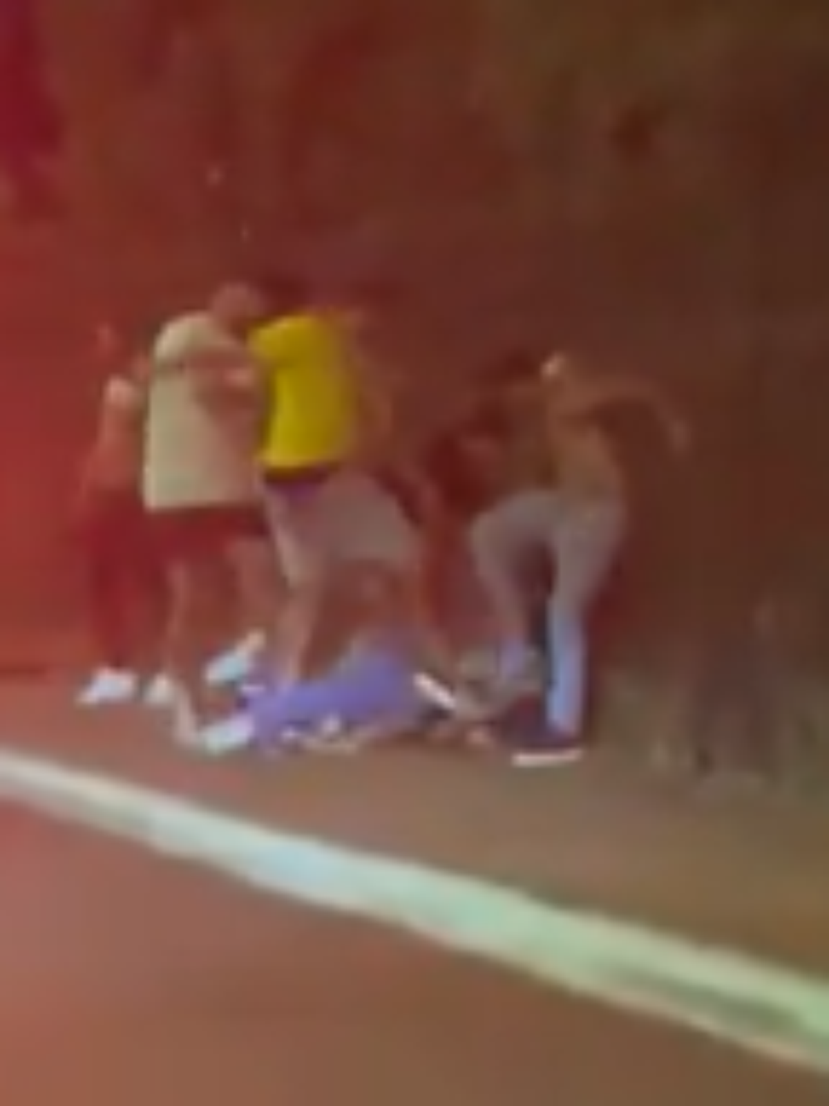 Vídeo mostra confusão e homem sendo espancado em cidade de Goiás após eleição