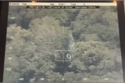 Motores do helicóptero que levava Rick são retirados; aeronave fica na mata - imagem 3