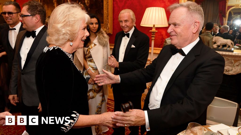 A Rainha presta homenagem ao 'irrepressível' Jeffrey Archer