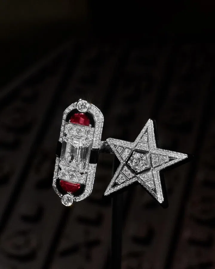 A Chanel traz sua coleção de joias finas de 2026, composta por signos, símbolos e amuletos da sorte, para Singapura.